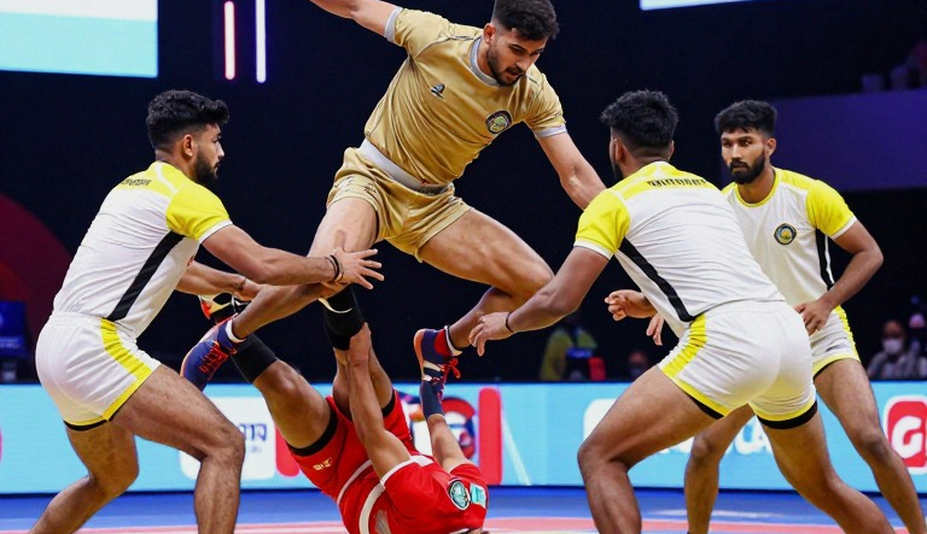कबड्डी में रुपये रेडर को मिलते हैं, ट्रॉफी कॉर्नर उठाते हैं